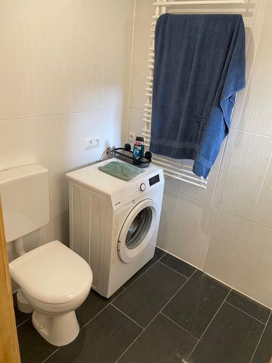 Renovierte 2,5-Zimmer Möblierte Wohnung Galerie Loft in Rottenburg – Badezimmer mit Waschmaschine