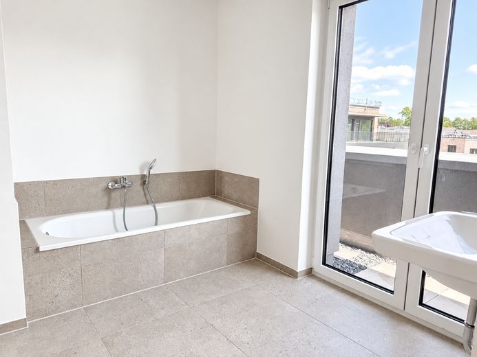 Neubau-Penthouse mit großer Dachterrasse in Verl – Badewanne