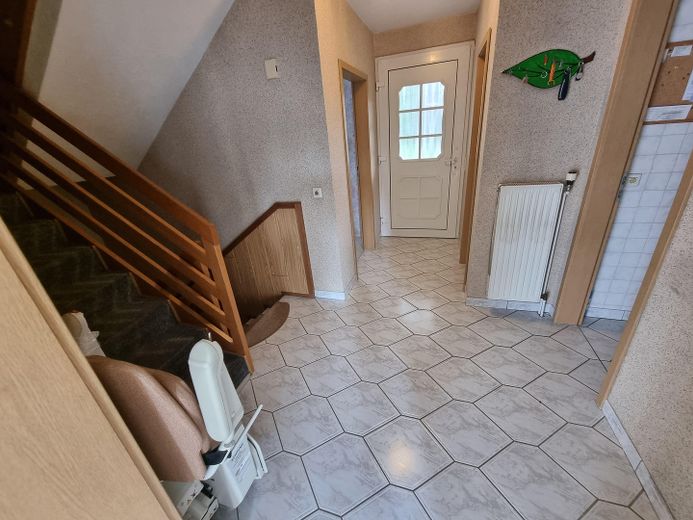 Maison mitoyenne centrale bien entretenue à Gifhorn Süd – Flur_Treppenlift