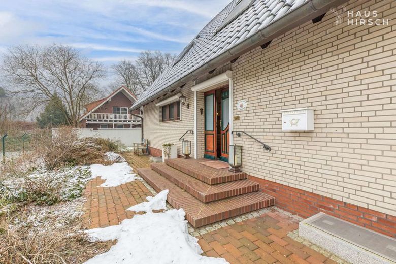Traumhaftes Familienrefugium in Sackgassenlage – Hauseingangstreppe