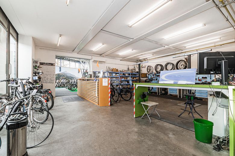 Representatieve bedrijfslocatie met showroom, productie, werkplaats en opslaghal te huur – Lager/Werkstatt