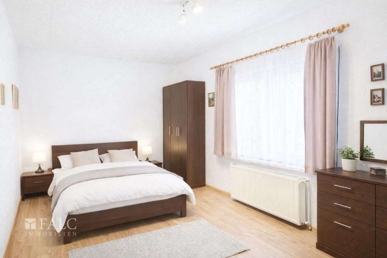 Gepflegter Bungalow auf großzügigem Grundstück - FALC Immobilien – Schlafzimmer (virtualisiert)