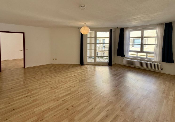 Provisionsfrei: Helle 2-Zi.-Wohnung mit Balkon in der Reutlinger Altstadt – neues Bad, Fernwärme – Wohnzimmer mit Balkonzugang
