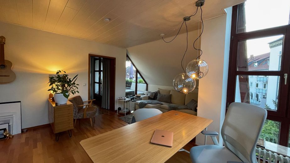 Lichtdurchflutetes Wohlfühl-Zuhause in Braunschweigs Herzen zum Einziehen, Durchatmen und Ankommen – Wohnen Blick Richtung Balkon