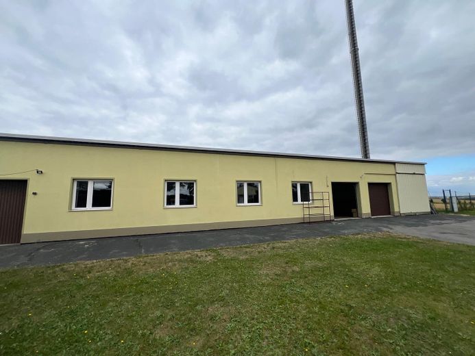 Nebengelass mit Garagen