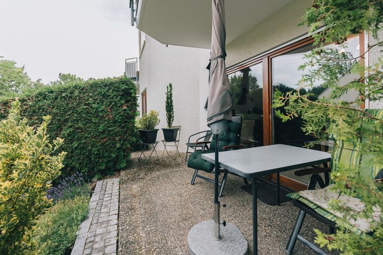 Steuerlich attraktive Kapitalanlage in Stammheim-Süd mit zuverlässigem Mieter (provisionsfrei) – Terrasse mit eigenem Garten