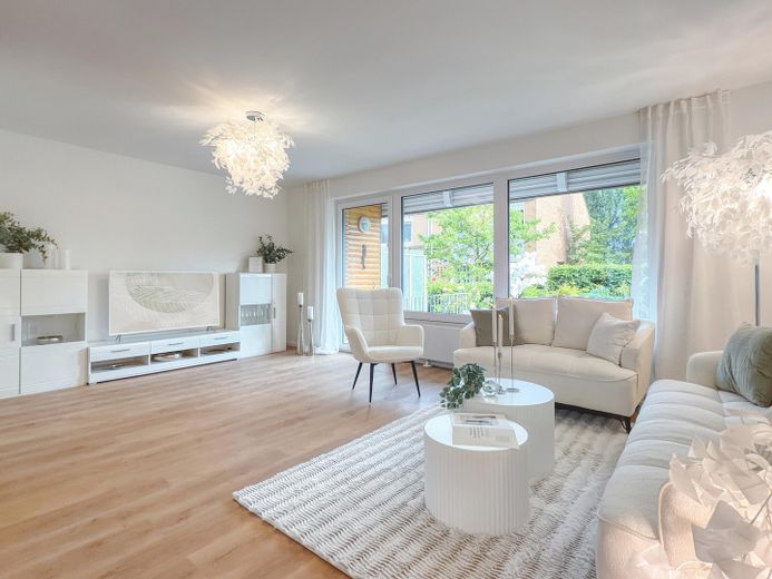 Großes, modernes Reihenhaus, sofort bezugsfrei! – lichtdurchflutetes Wohnzimmer