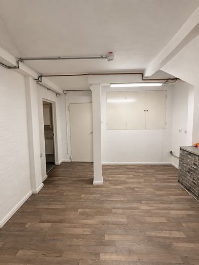 ¡Sin comisión! Nave de almacenamiento de 725 m² incl. oficina en Barsbüttel – Zwischenraum mit Küche EG