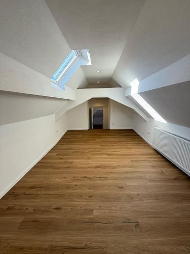 5-Room Maisonette Apartment Across Three Living Levels – Fully Renovated, with Fitted Kitchen & 2 Bathrooms – Schlafzimmer 3. Etage