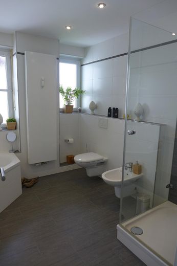 Beste Wohnlage und hochwertige Ausstattung, Garten Süd-West Ausrichtung mit Pool – Bad 1. OG