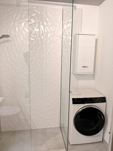 305 Exklusives & möbliertes Apartment im kernsanierten Bunker – Design, Komfort & Geschichte – Duschbad