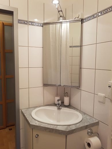 Umeblowane, perfekcyjnie rozplanowane mieszkanie z balkonem od strony słońca – Bad mit Eck-Waschtisch