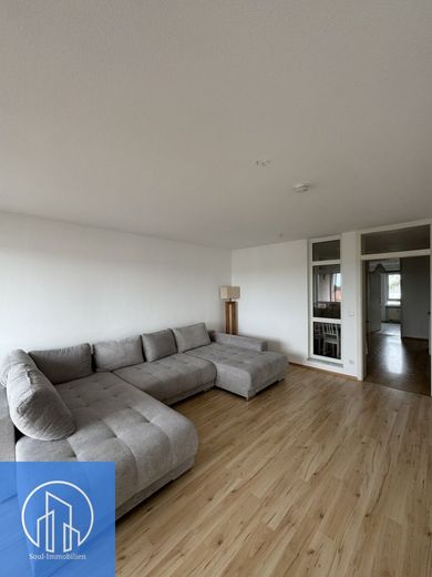 Familienfreundliche 3,5-Zimmer-Wohnung mit West-Loggia, EBK &amp; Tiefgaragenstellplatz – Wohnzimmer 1.1