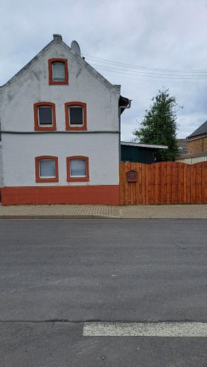 Kleines Einfamilienhaus -- HANDWERKER ZU MIR – Strassenansicht