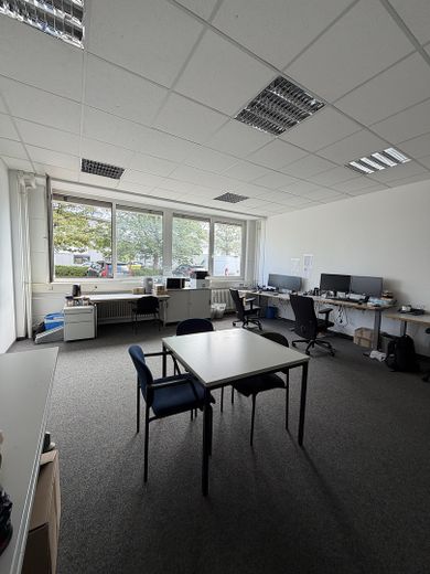 Helle Bürofläche ca. 100 m² – mit 3 Räumen und Stellplätzen – Büro 36 m²