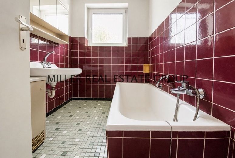 Renovierungsbedürftiges Einfamilienhaus mit großem Grundstück, Garten, Garage und Ausbaupotenzial in Ingolstadt-Pettenhofen! – Badezimmer