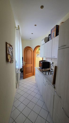 Provisionsfreies, schönes Haus mit Hauptwohnung + 2 Einliegerwohnungen. Mit schönem Garten – Flur z. Garage / Vorratsraum 2