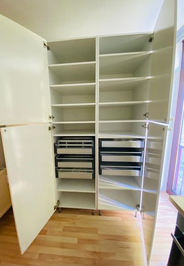 Helle 3-Zimmer-Wohnung mit Einbauküche & Aufzug & West-Loggia in München – Küche Schrank
