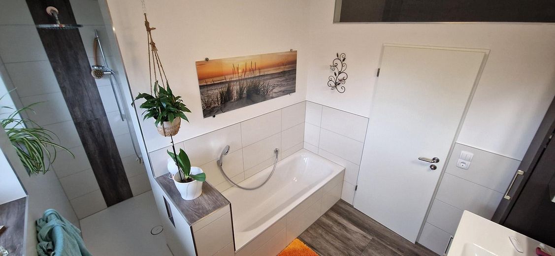 Two-family house – quiet and central with a garden paradise – EG Bad mit Wanne und Dusche