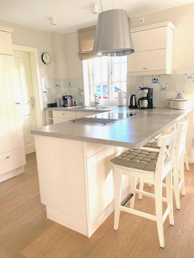 Küchentresen mit Fliesenwand