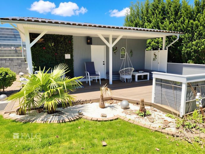 Ein Traum für die ganze Familie, ländlich ruhig und doch zentral – Terrasse Partyhäuschen