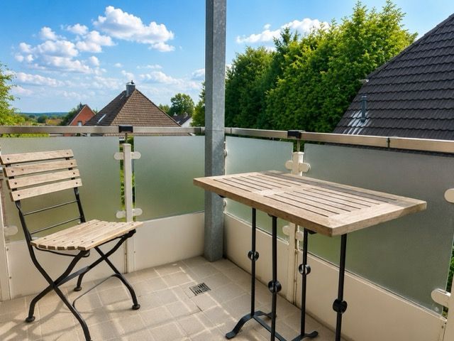 Luminoso appartamento di 3 locali a Heide Süderholm con 2 balconi, ascensore e posto auto coperto in affitto – Balkon Schlafzimmer