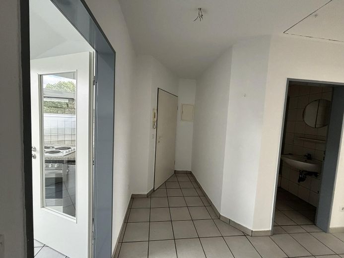 Appartamento mansardato di 3 locali appena ristrutturato con giardino condominiale e posto auto a Horstmar – Flur