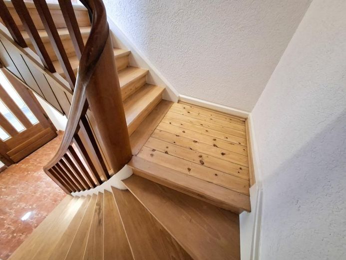 CITYHOUSE: Einfamilienhaus mit viel Platz, Dachterrasse,  Traumgarten, Stellplatz für Wohnmobil, PKW – Treppenhaus