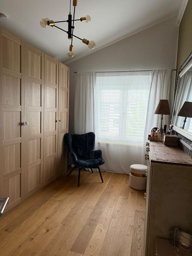 Exklusives Einfamilienhaus mit Keller und sehr großem Grundstück – helles Ankleide-/ Kinderzimmer
