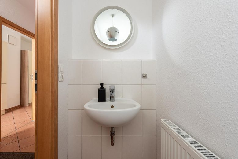 Zentrales und energieeffizientes Townhouse mit Tiefgarage und Keller – Gäste-WC
