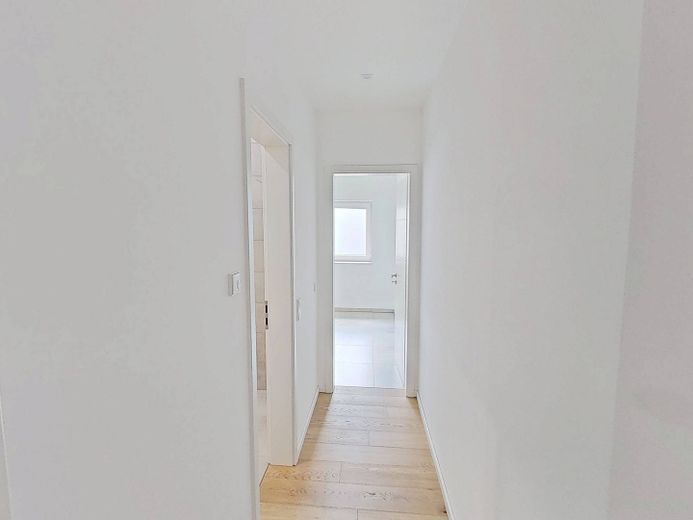 ++ Terraza incluida: Amplio piso de 2 habitaciones con cocina equipada moderna ++ – Ansicht II: Flur