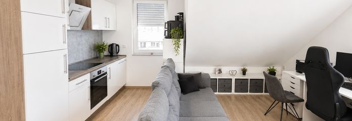 Appartement moderne de 2 pièces au dernier étage avec balcon orienté sud, situé au centre de Versmold – Wohnküche