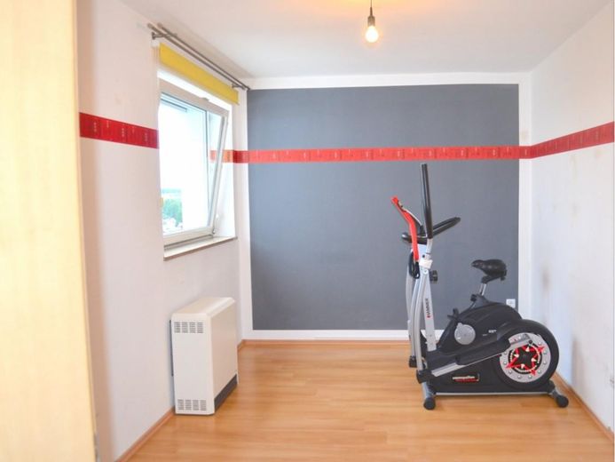 3-Zimmer-Wohnung mit Balkon, EBK & Weitblick im 11. OG – modernisiert und barrierefrei – Kinderzimmer/Büro