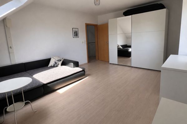 Se alquila habitación amueblada en una casa unifamiliar para compartir