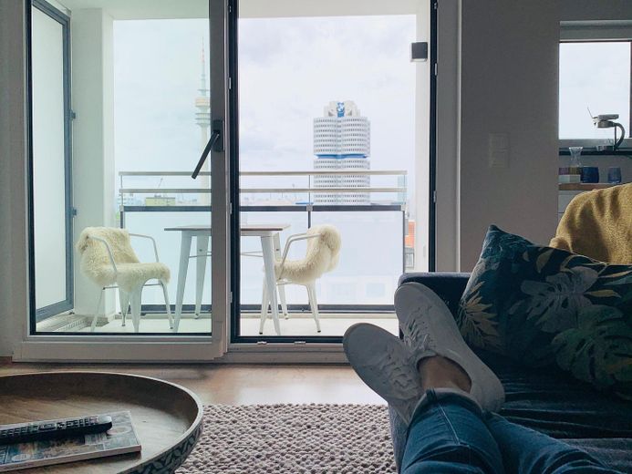 Luxus über den Dächern von München: stylisch möblierte 2-Zi-Whg. – Wohnzimmer