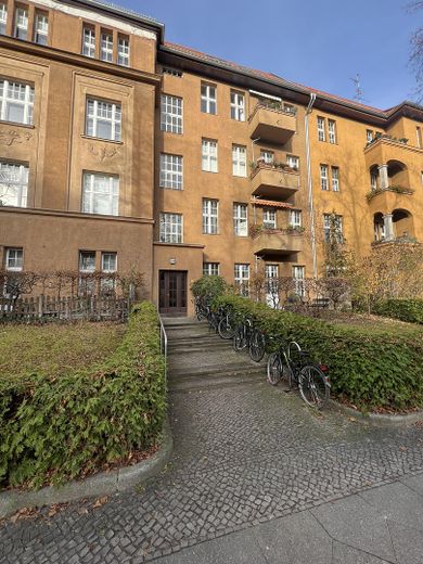 Grüne Insel mitten in Wilmersdorf: Charmante 4-Zimmer-Altbauwohnung – Aussenansicht