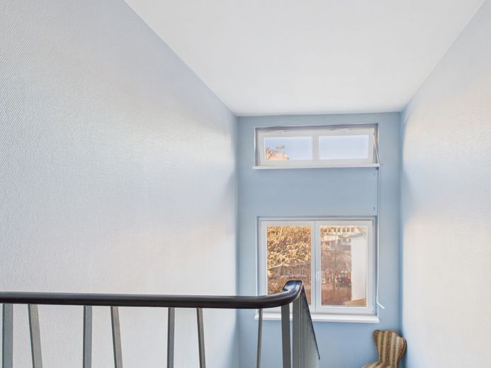 bezugsfreie 3 1/2-Zimmer-Wohnung mit Balkon in Charlottenburg, hochwertig möbliert – Treppenhaus