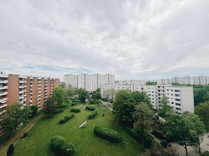 Renovated shared apartment with balcony (fully furnished) – Aussicht Balkon