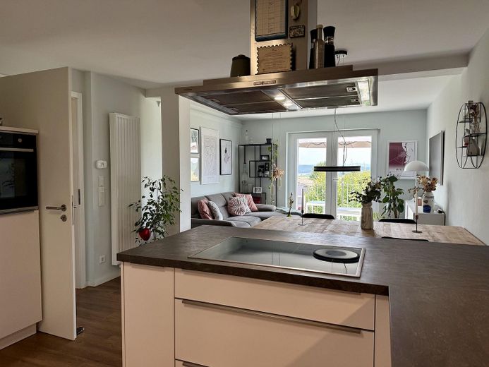 Balkonlu, asansörlü, manzaralı ve üst düzey donanımlı modern 3 odalı daire – Blick aus Küche in Wohnzimmer