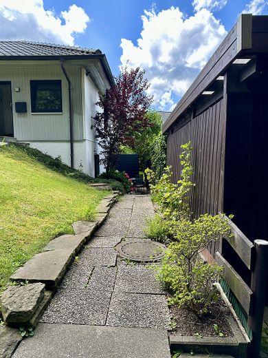 Helle 2-Zimmer-Erdgeschoss-Einliegerwohnung (60m2) – ALLES inklusive ab 15. Juli frei – Eingang