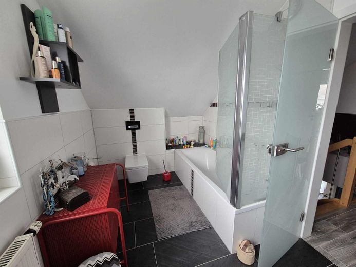 Großes Bad mit Wanne