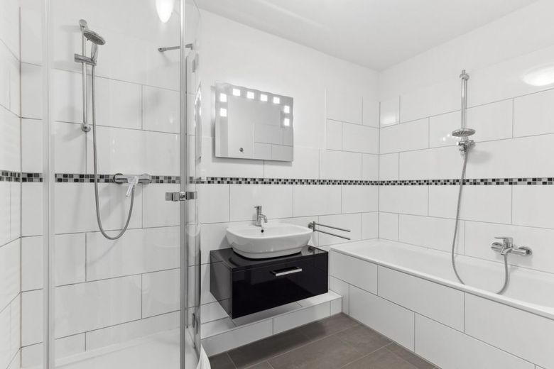 Modernisierte 3-Zimmer-Wohnung mit Tiefgaragenstellplatz in
bester Lage von HH-Meiendorf – Badezimmer