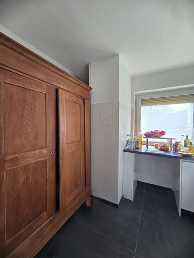 MZ-Oberstadt: Ruhige, sanierte, gut geschnittene 3 Zimmerwohnung, 1. OG, gepflegte Wohneinheit. – Küche