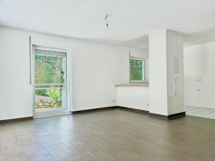 Neu renovierte EG-Wohnung mit Garten, Terrasse und Stellplatz in Neu-Anspach – Wohnbereich
