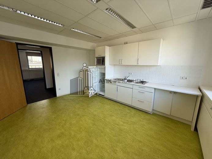 ATIK: Provisionsfreie Büroflächen in bester Lage am Ludwigsplatz – Teeküche und Aufenthaltsbereich