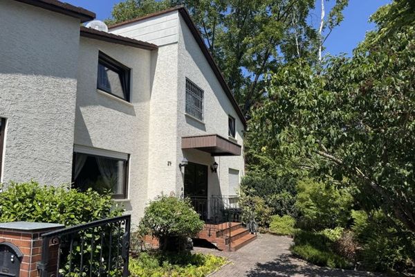 Amplia casa adosada en esquina con dos unidades residenciales y un jardín diseñado con esmero