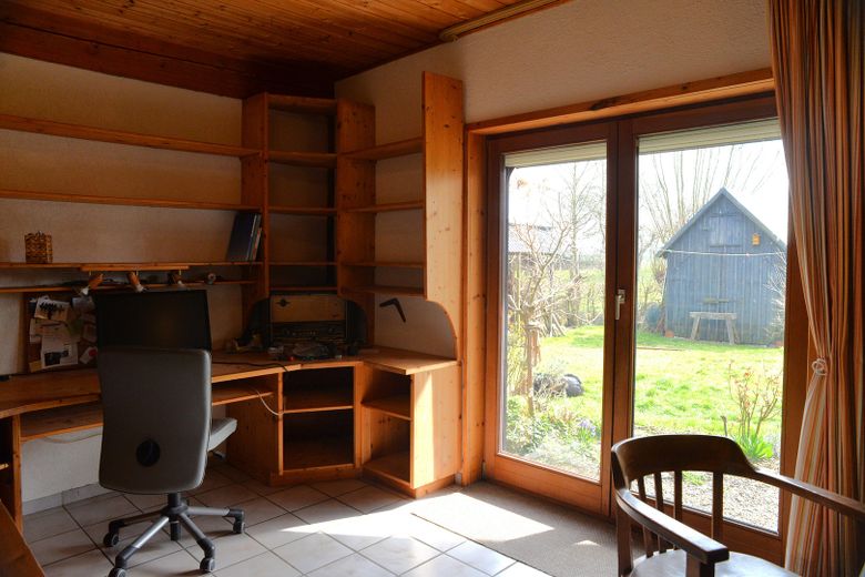 Ökologisch gebautes Holzhaus u. Nebengebäude – Arbeitszimmer