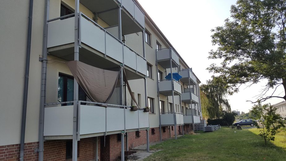 Bonito apartamento de 2,5 habitaciones con balcón orientado al sur y vistas sobre la ciudad – Balkon im grünen