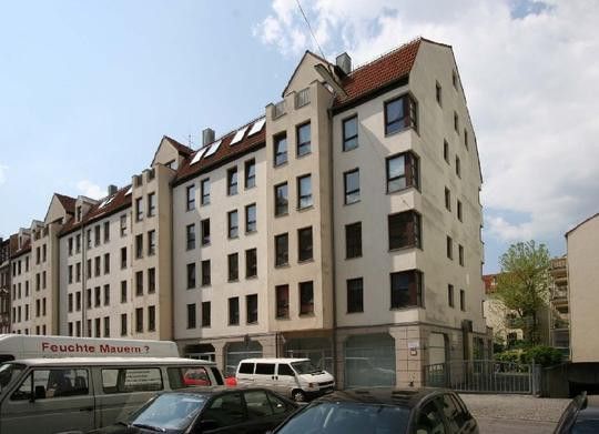 Appartamento di design completamente arredato di 1 stanza con balcone a Fürth – Straßenansicht