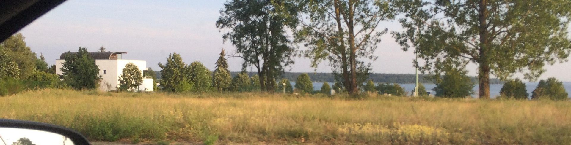 Gebäudepräsenz an Wiese